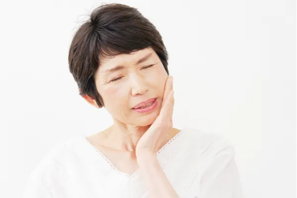 口のトラブルに悩む女性